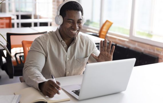 medium-shot-man-waving-laptop medium-shot-man-waving-laptop